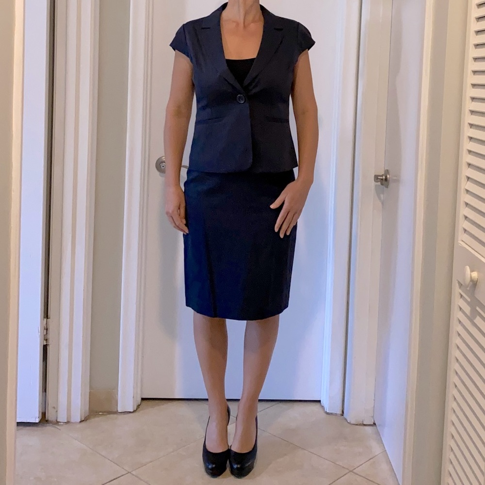 Ann Taylor skirt navy suit - PERFECT CONDITION. Short sleeve top & pencil skirt